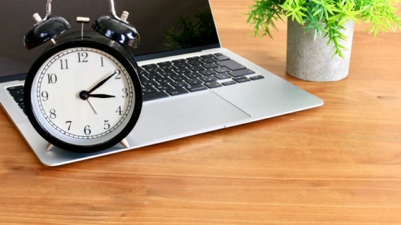 データ復旧専門業者に依頼することで、作業にかかる時間と手間を大幅に節約できるメリットのイメージ。