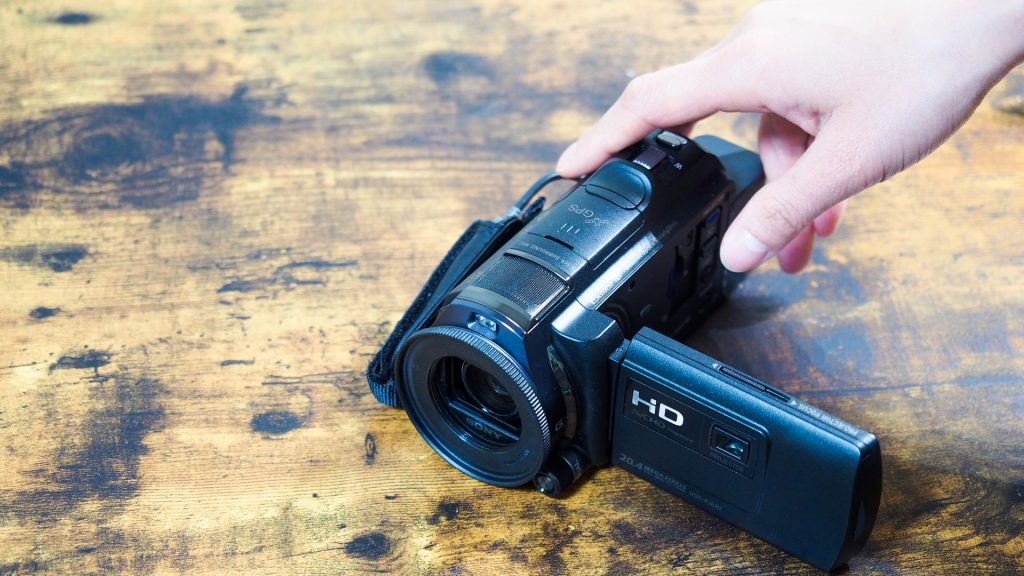 ビデオカメラの故障状態を確認しデータ復旧を試みようとしている手元の様子