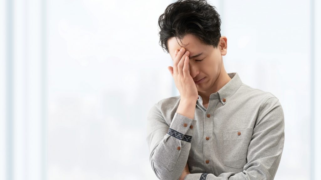 ビデオカメラの故障や不具合で大切なデータを失い、悩んでいる男性のイメージ