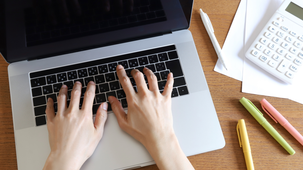 Macの外付けHDD認識トラブルを解決するため、データ復旧専門業者の費用を比較検討するイメージ