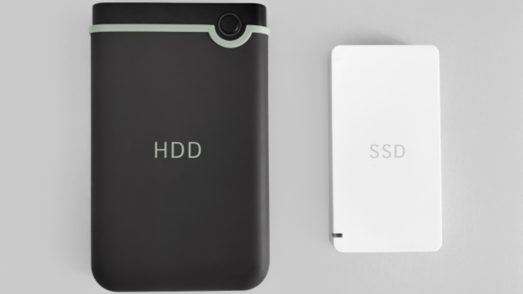 黒い外付けHDDと白いポータブルSSDが並んでいる様子