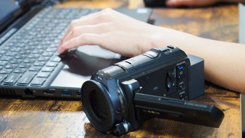 自分でできるビデオカメラのデータ復旧方法として、パソコンを操作し対処している様子