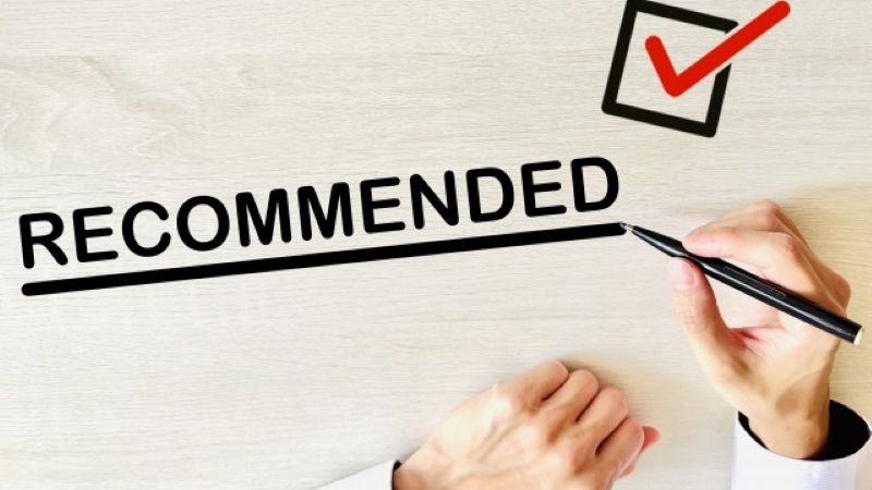 信頼できるおすすめのデータ復旧業者をチェックリストで選定し、推奨(RECOMMENDED)するイメージ。