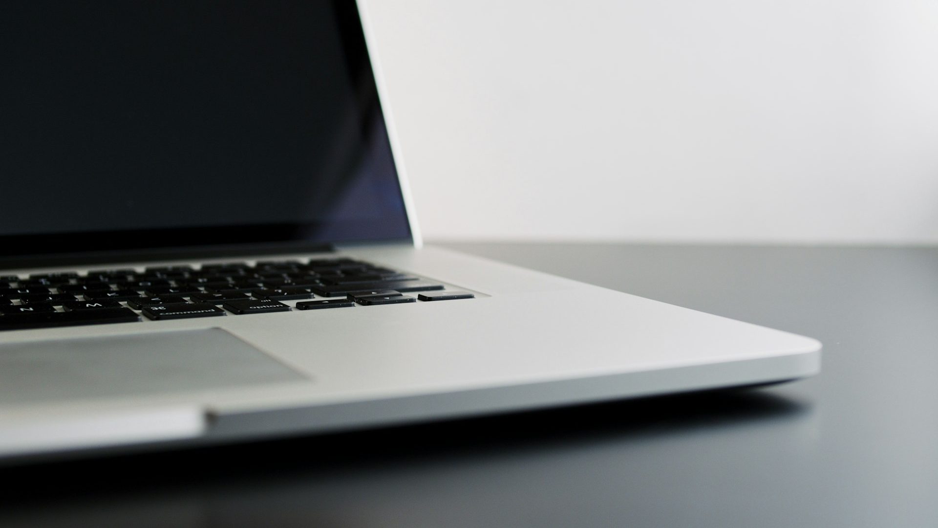 電源はついているのに画面が表示されないパソコン画面が真っ暗な状態。故障の原因と対処法を考える。