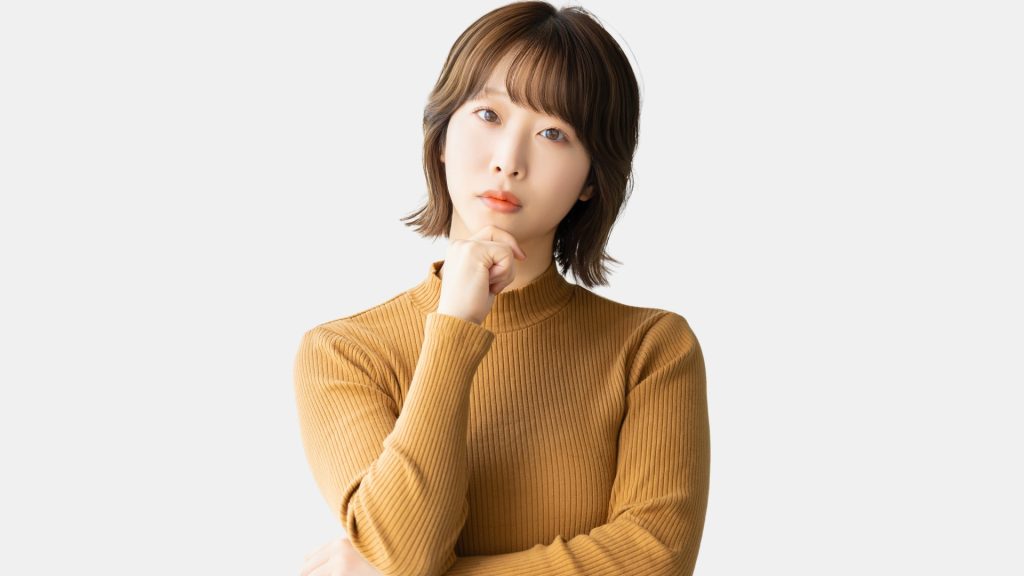 内蔵HDDの寿命はどのくらいか悩む女性をイメージ。