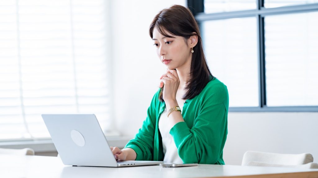 OSの標準機能で認識しない内蔵HDDの状態を確認している女性。