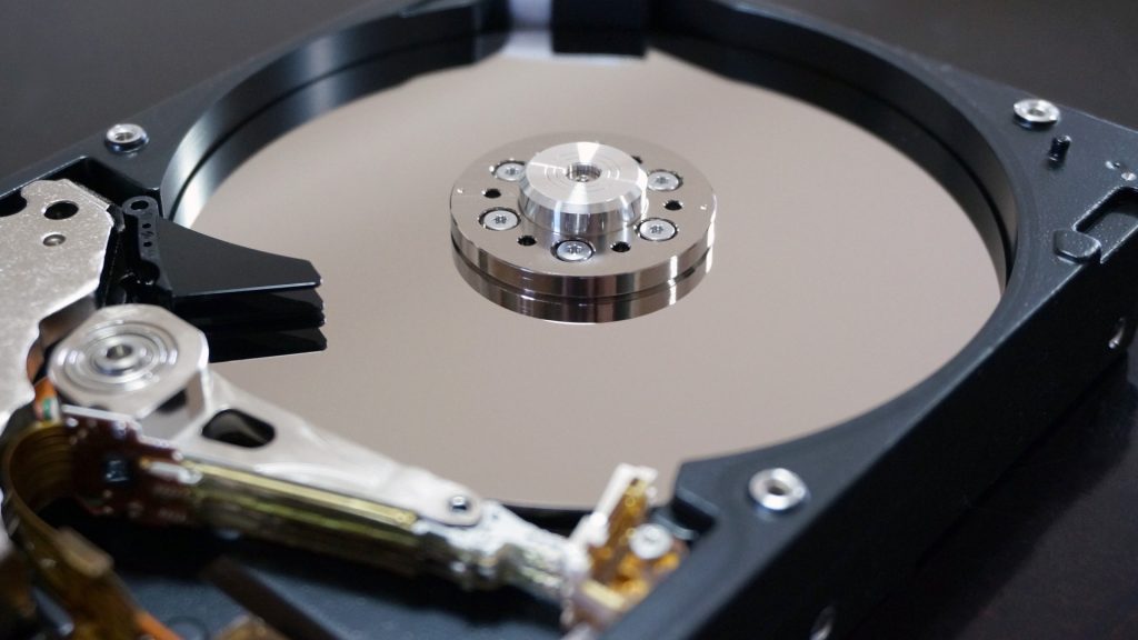 物理障害でHDD内部の部品が破損した状態をイメージ。