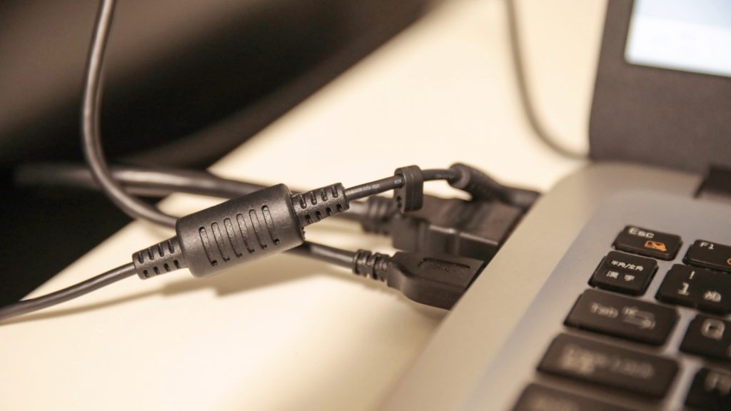 Windowsが自動修復から進まない時の対処法。周辺機器をすべて取り外し、放電処置を行うためにケーブル類が接続されているパソコンの側面。