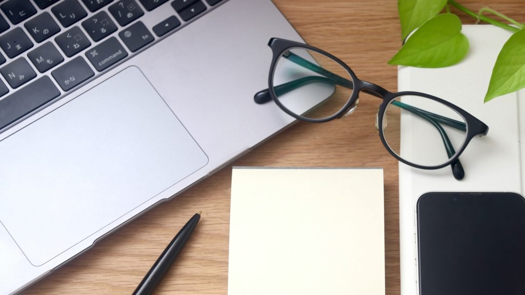 削除したファイルの復元作業を行うための、整理されたMac作業環境と周辺機器。