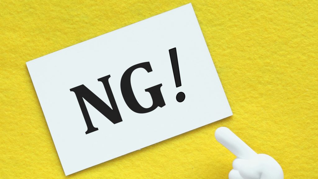 HDD復旧で絶対に避けるべきNG行動を、警告の意味を持つNGカードと指差しポインターで強調している様子。