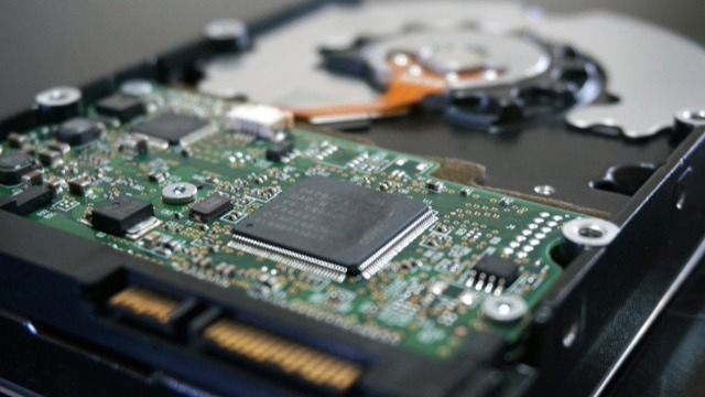 認識されない内蔵HDDを接続ケーブルを差し直すか交換するイメージ