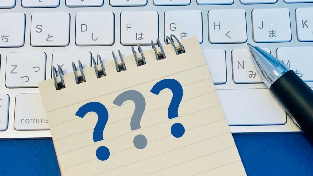 自動修復から進まない時の対処法である放電処置のイメージ。周辺機器やUSB、電源ケーブルが差し込まれたPCの側面。