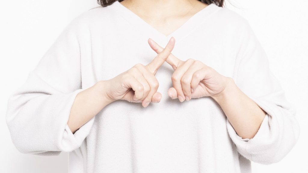 データ復旧の確率を下げてしまう禁止事項や、誤った対処法に対して注意を促すNGサインのジェスチャー。