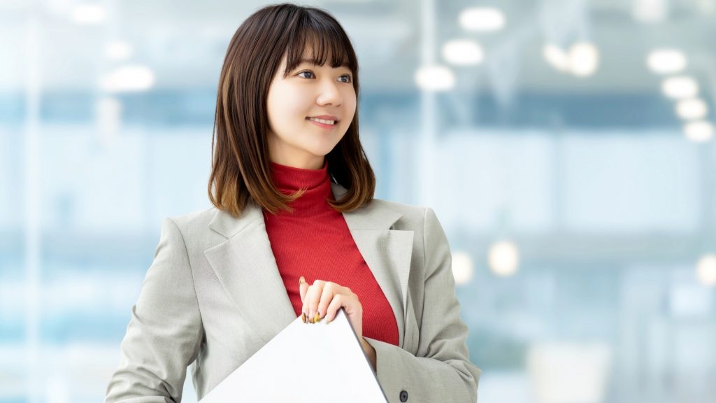 適切なデータ復元方法を知り、前向きに仕事に取り組むビジネスパーソン。