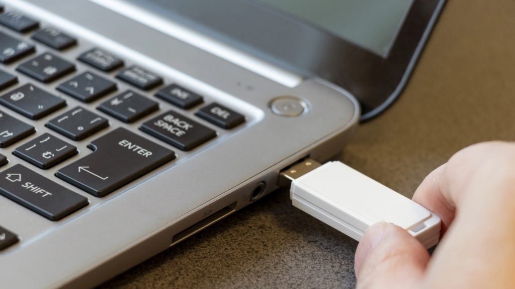 Windowsの自動修復が終わらない時の解決策。USB回復ドライブをパソコンに接続してシステムを復旧・修復させるイメージ。