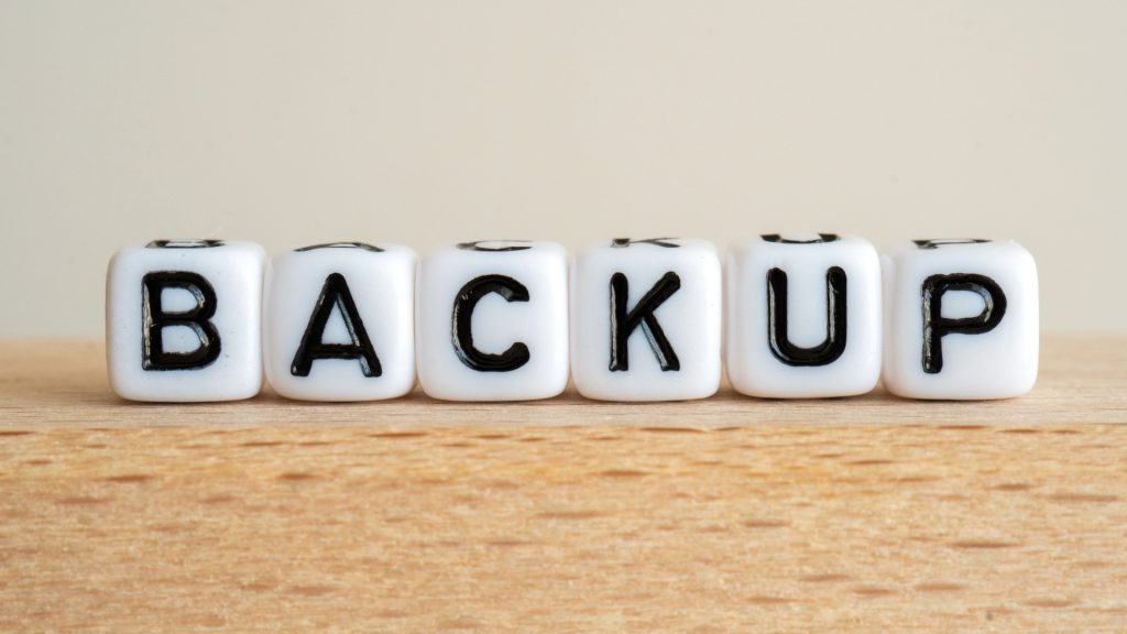 HDD復旧後にデータの種類ごとにバックアップ先を分けることを推奨するBACKUPの文字。