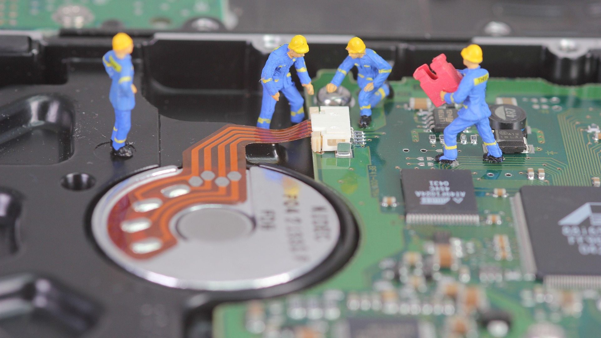 HDDを復旧している人形たち