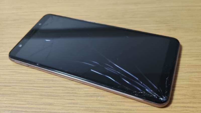 物理的な障害により、ディスプレイがひび割れて、データが消失したスマホ。